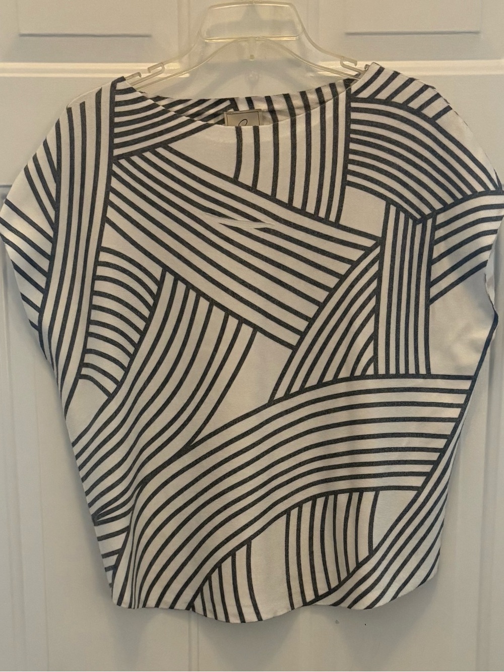Sioni Gray & White Geometric Top